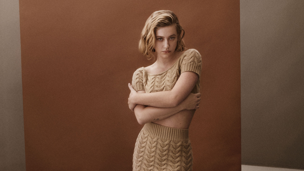 Американская актриса Лили Рейнхарт в вязаном костюме