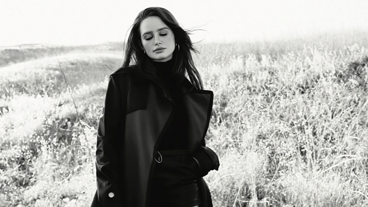 Американская актриса Мэделин Петш в черном пальто