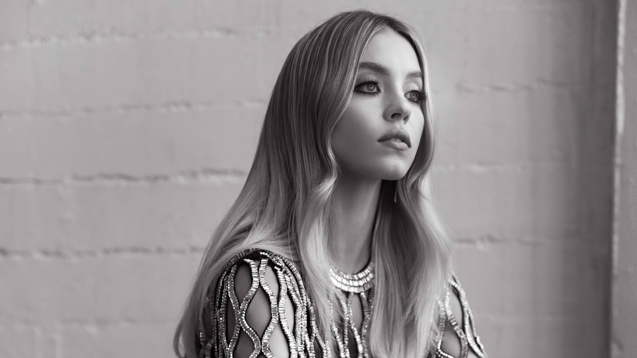 Американская актриса Сидни Суини черное-белое фото