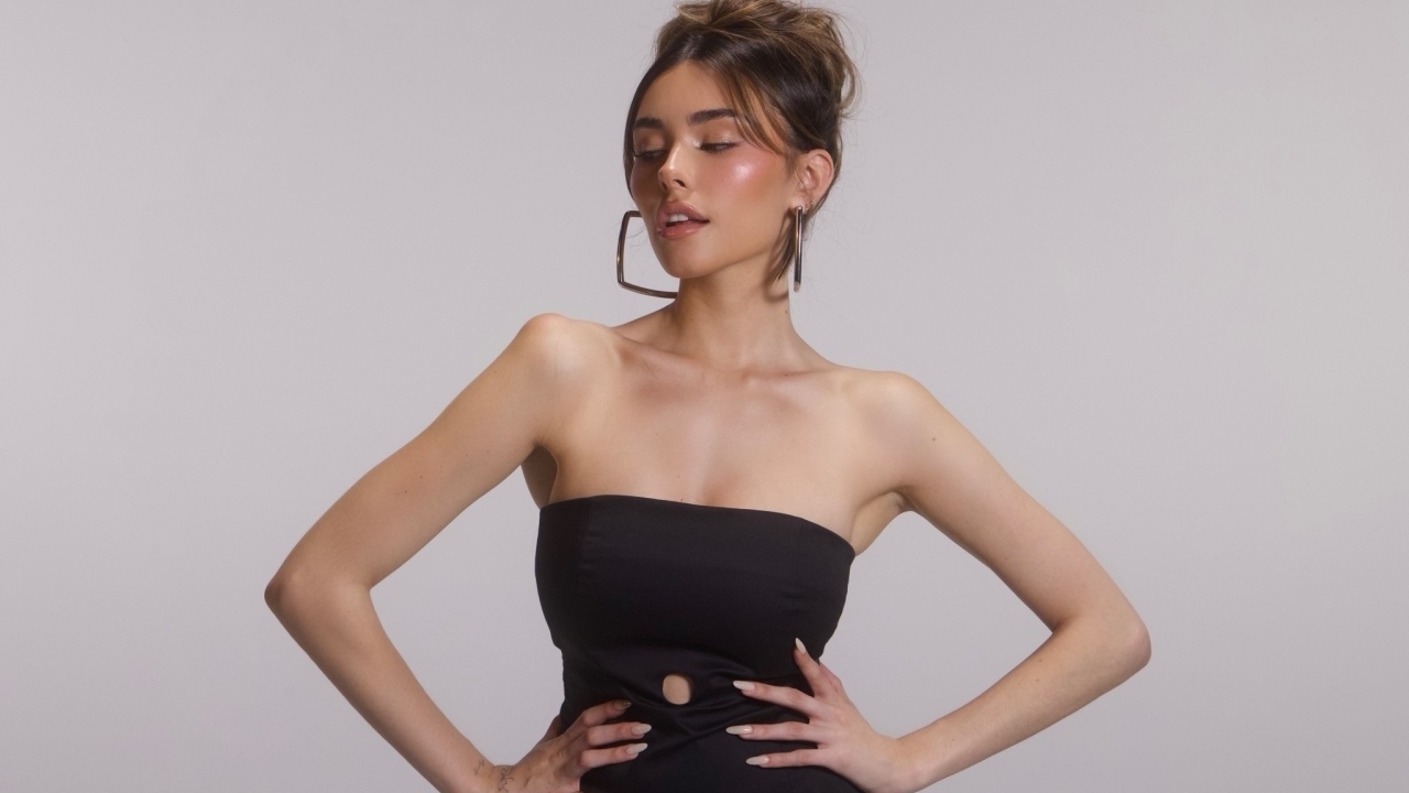 Американская певица Мэдисон Бир в черном платье