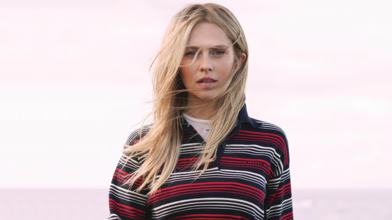 Австралийская актриса Тереза Палмер в свитере