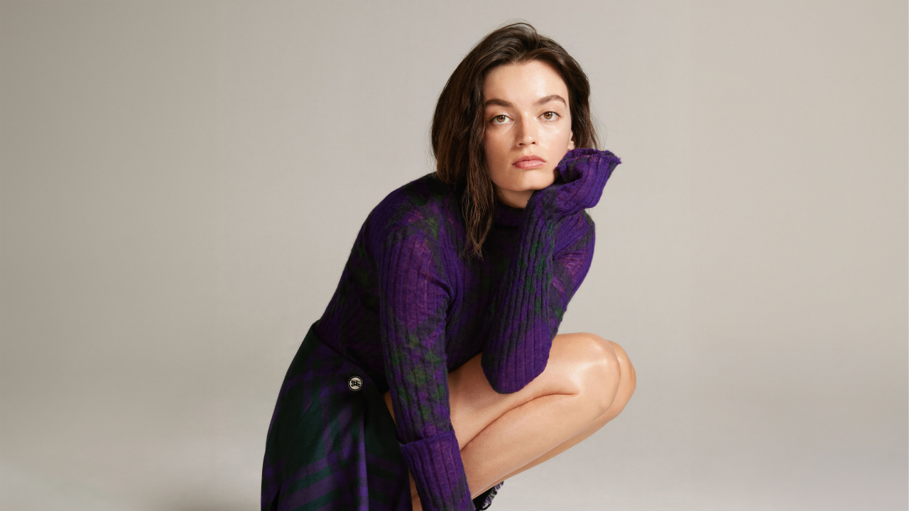 Красивая актриса Эмма Маки в свитере