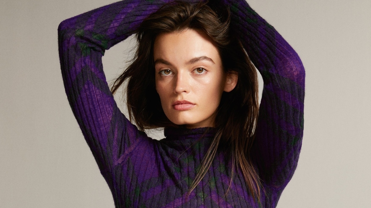 Красивая девушка актриса Эмма Маки в свитере