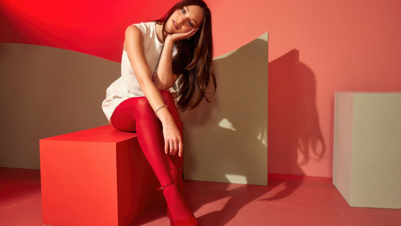 Красивая девушка танцовщица Мэдди Зиглер в красной комнате
