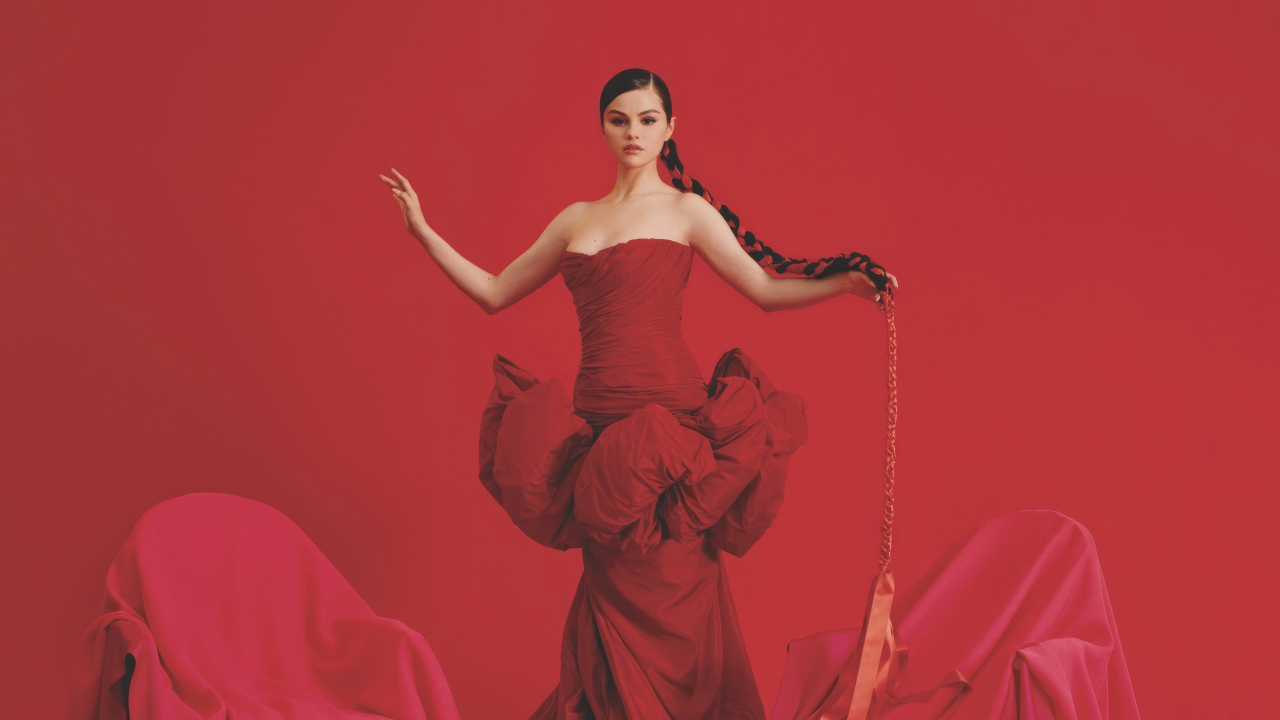 Красивая молодая девушка Селена Гомес в красном платье