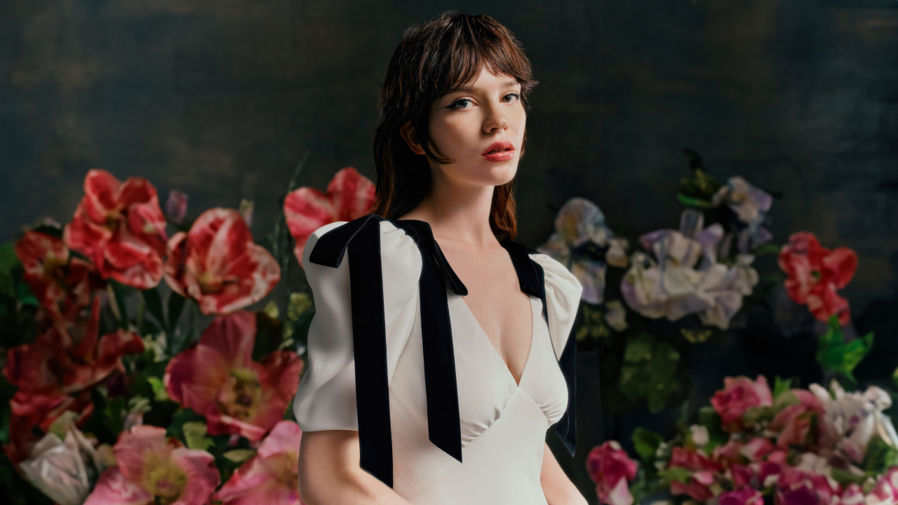 Красивая молодая девушка актриса Софи Тэтчер на фоне цветов