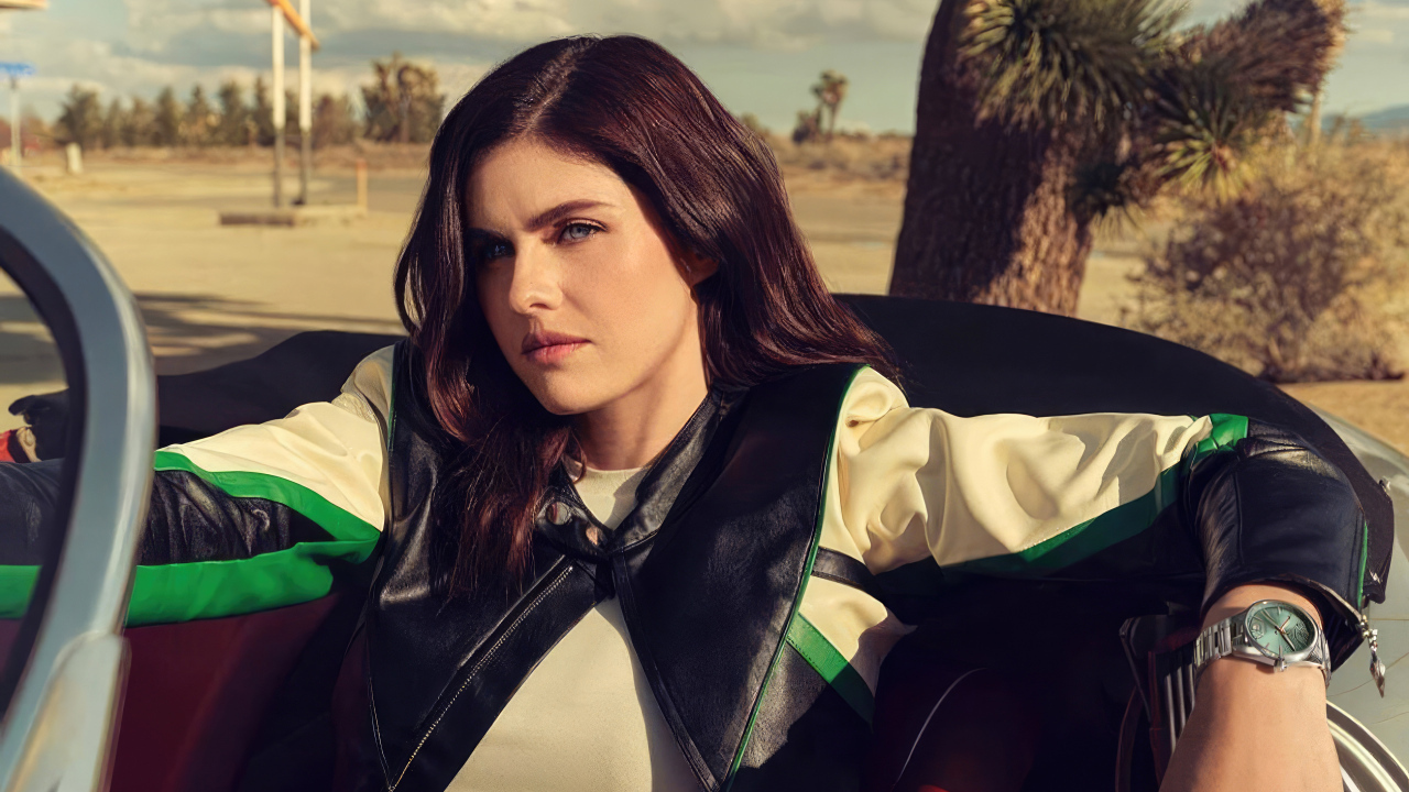 Голубоглазая актриса Александра Даддарио сидит в авто