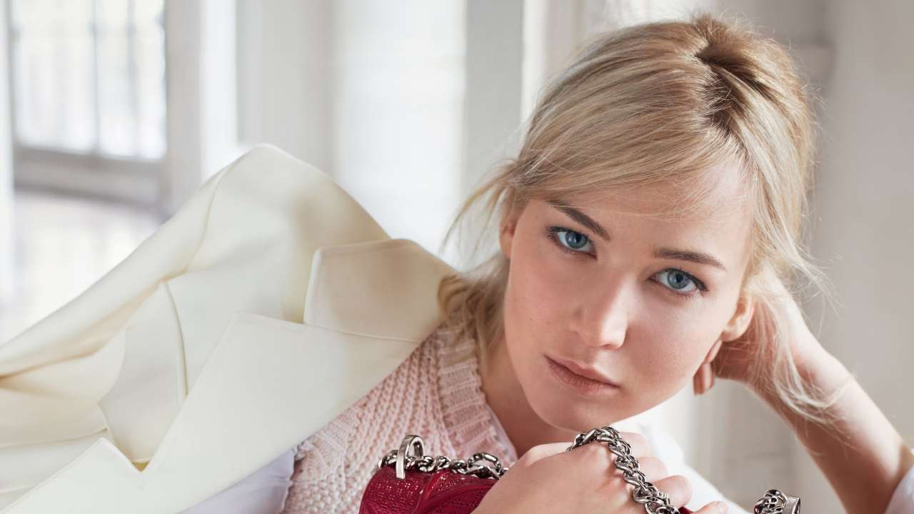 Голубоглазая актриса Дженнифер Лоуренс в белом пиджаке