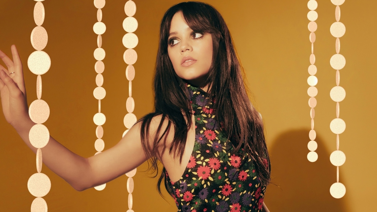 Яркая девушка актриса Дженна Ортега