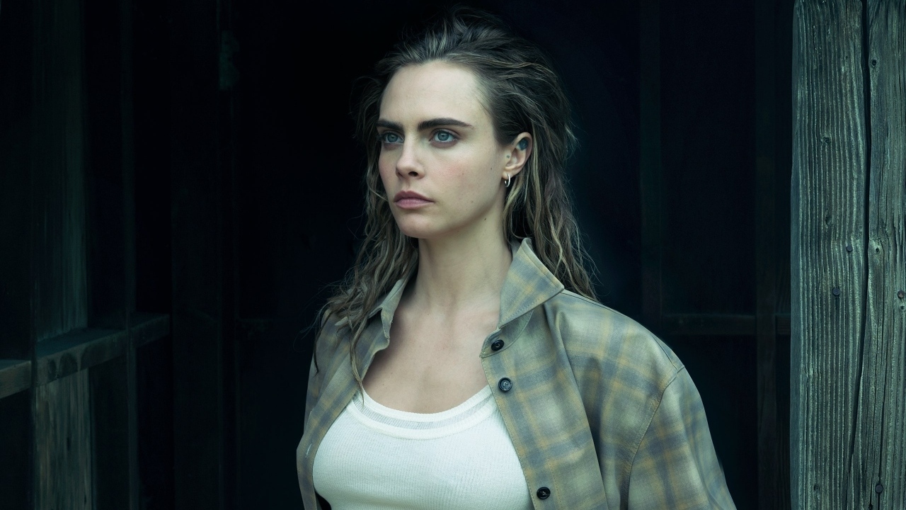 Британская актриса Кара Делевинь в рубашке