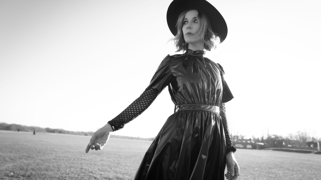 Британская актриса София ди Мартино в черном платье