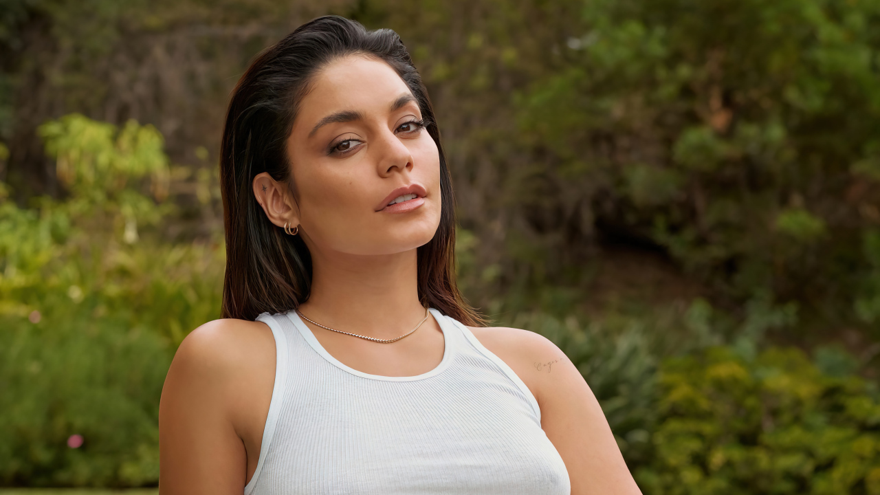 Кареглазая актриса Ванесса Хадженс в белой майке