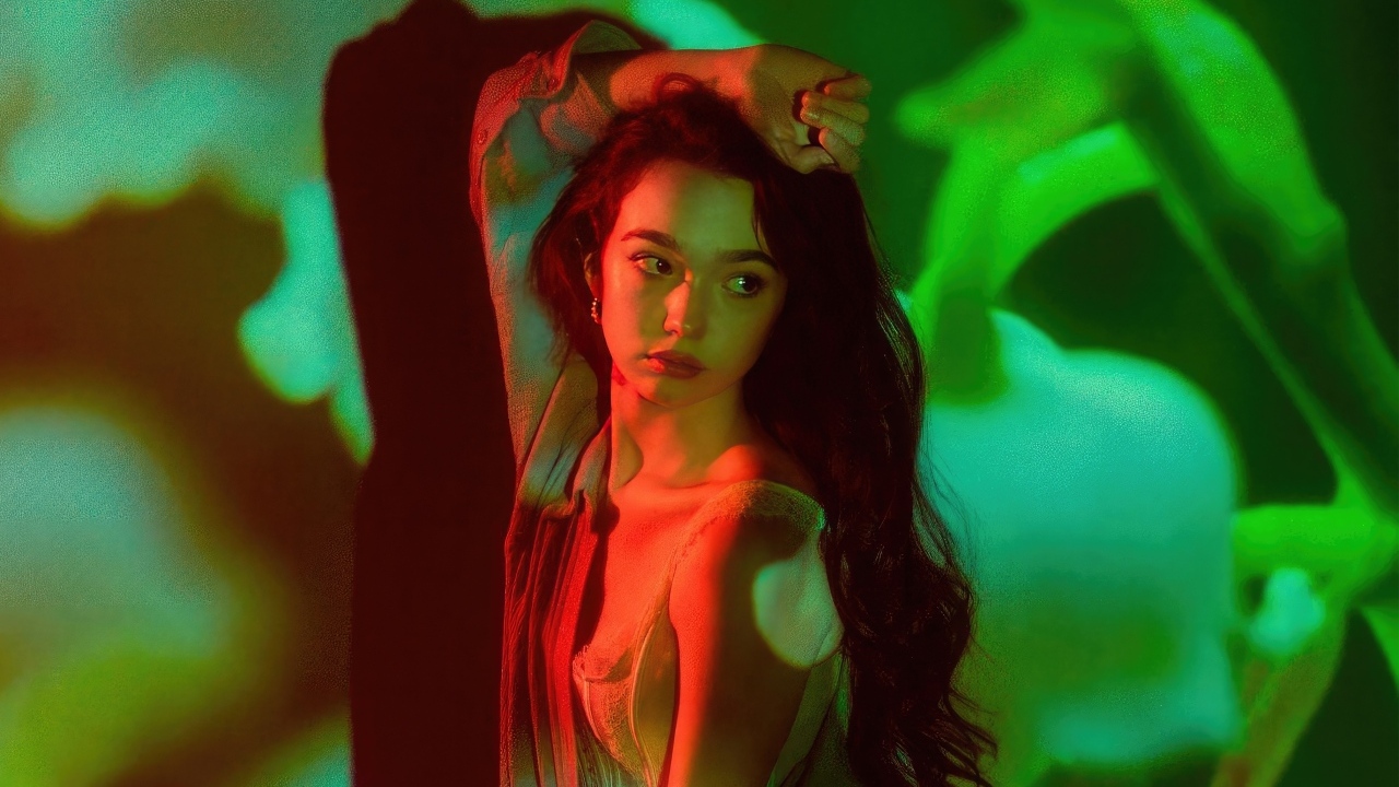 Милая молодая девушка актриса Руби Джей