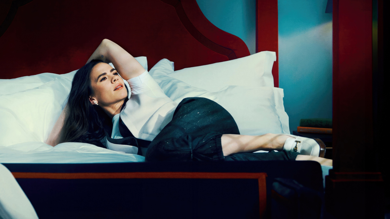 Английская актриса Хейли Этвелл лежит на кровати