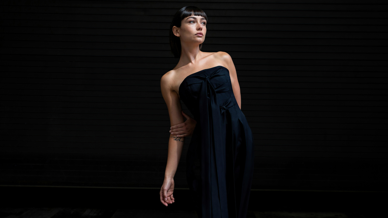 Киноактриса Сидни Чэндлер в черном платье