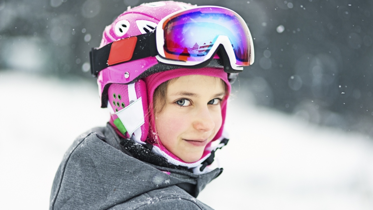 Девочка сноубордистка в шлеме