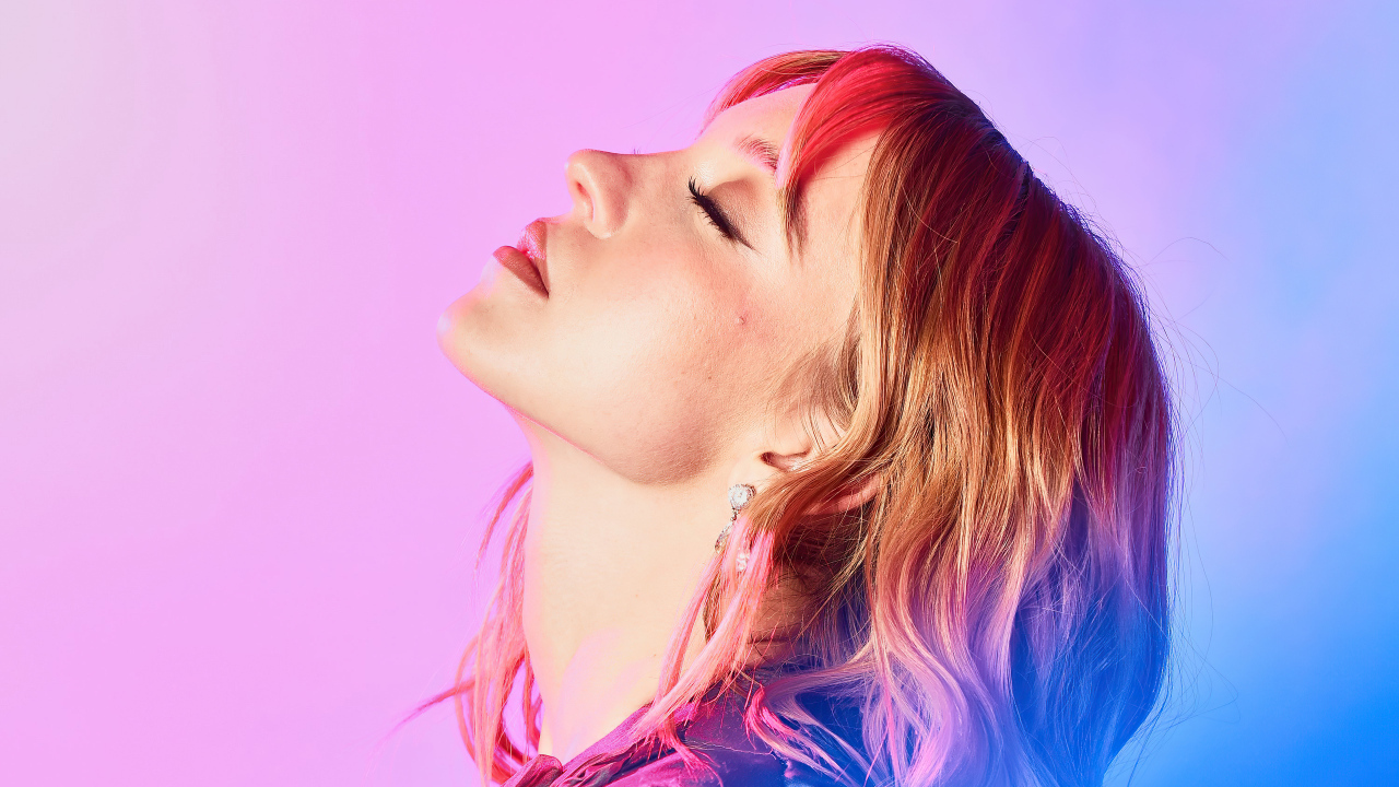 Девушка с закрытыми глазами актриса Сидни Суини