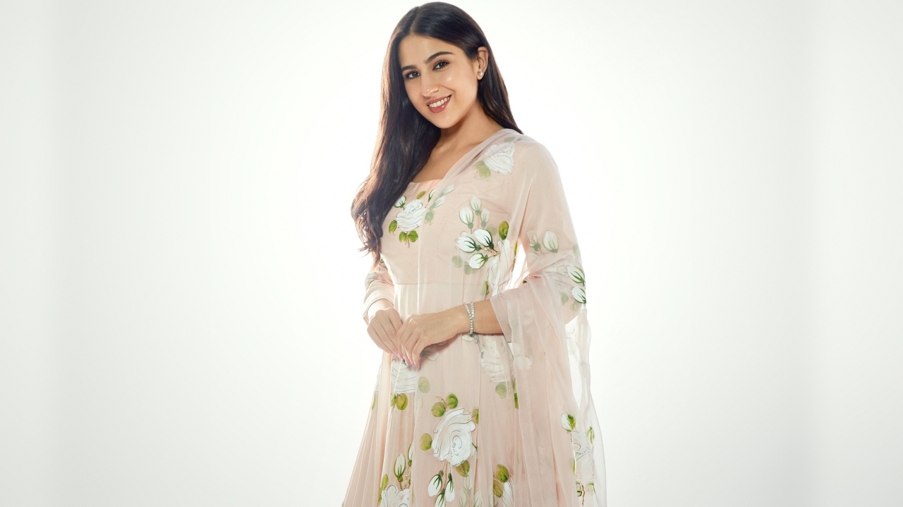 Индийская актриса Сара Али Кхан на сером фоне