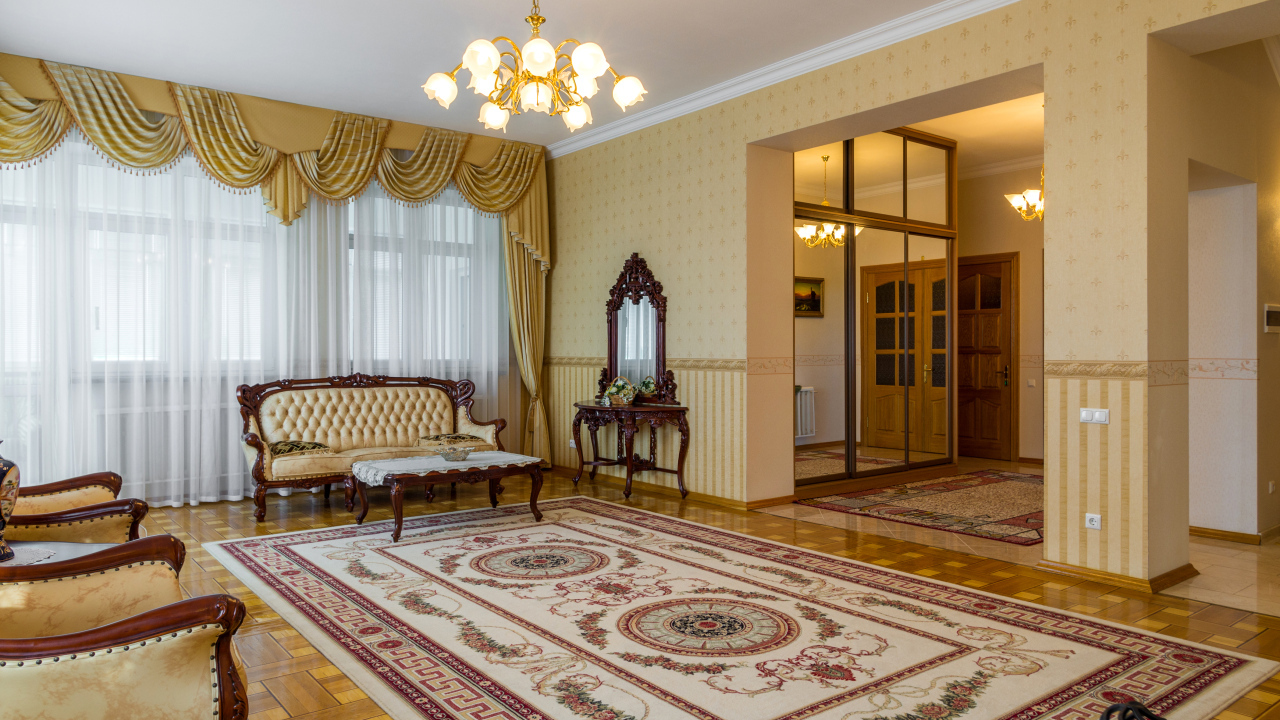 Большая гостиная комната с ковром