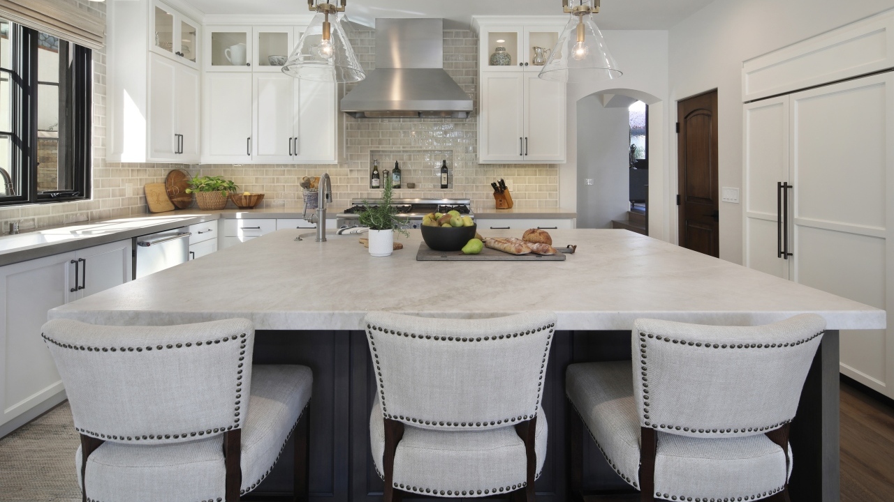 Большой стол со стульями в светлой кухне