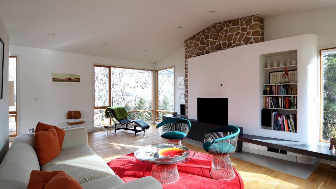 Много мебели в гостиной с большим окном