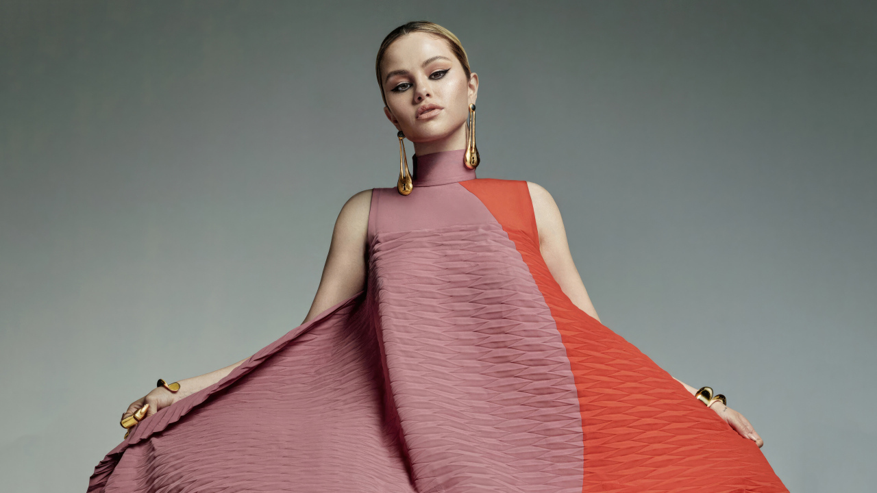 Популярная девушка Селена Гомес в платье на сером фоне