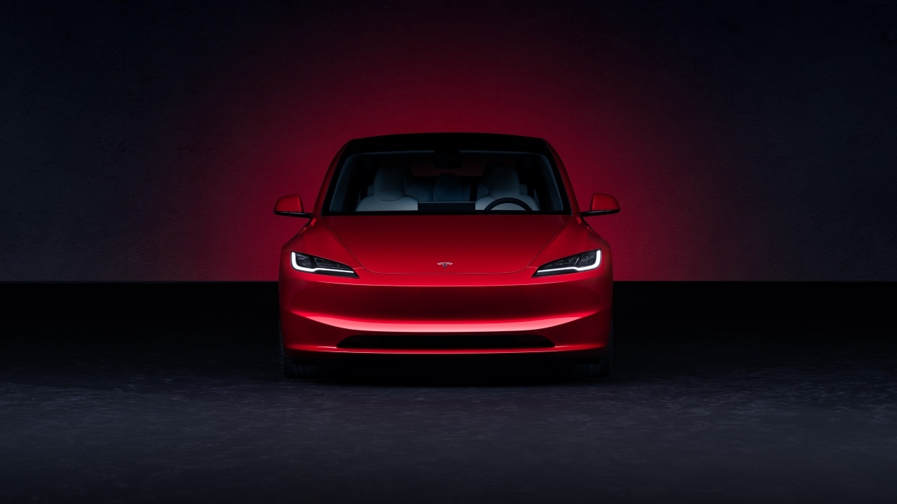 Красная Tesla Model 3 2023 года вид спереди