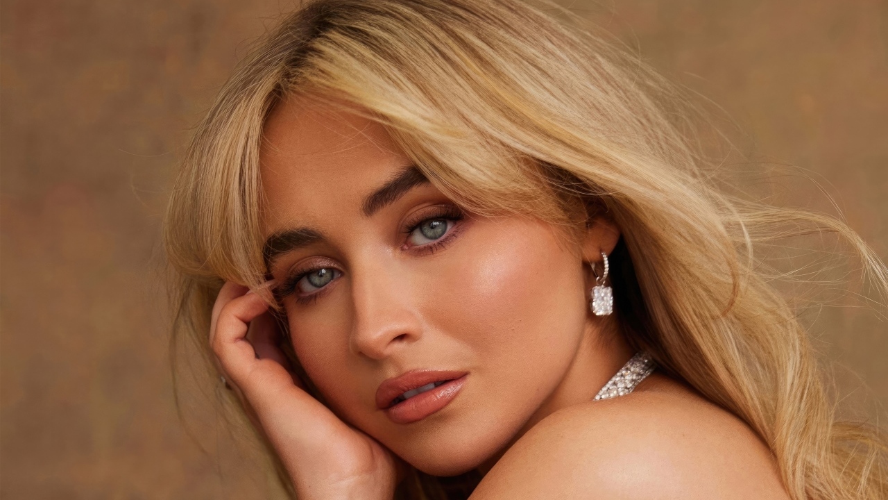 Грустная молодая актриса Сабрина Карпентер