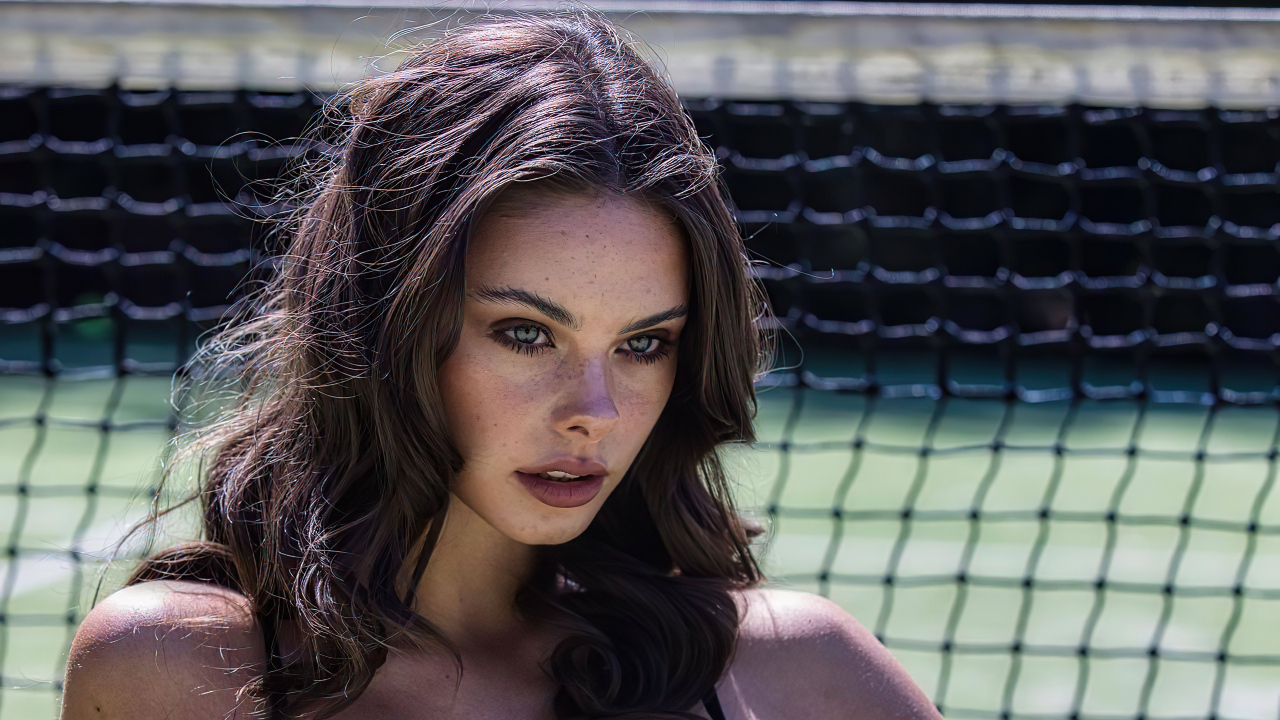 Серьезная девушка актриса Мэйка Вулард