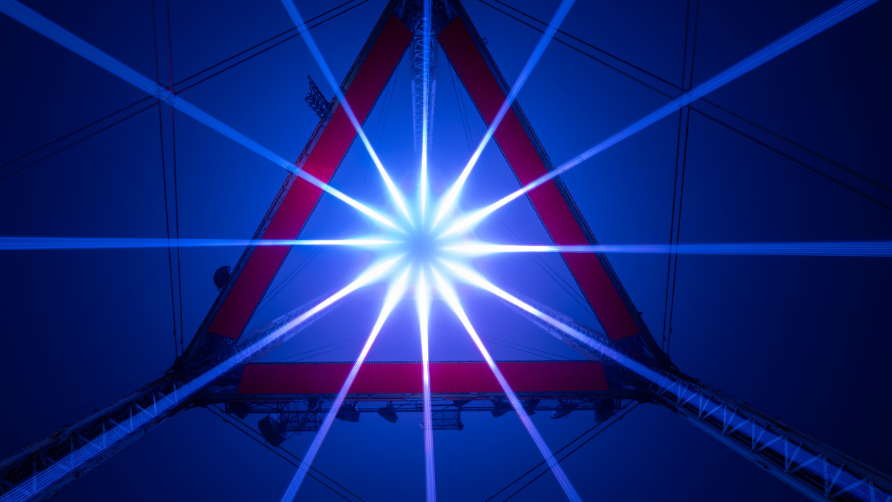 Яркий свет софитов в треугольнике