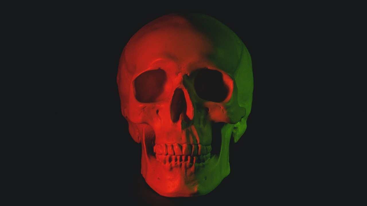 Череп в красном свете на черном фоне