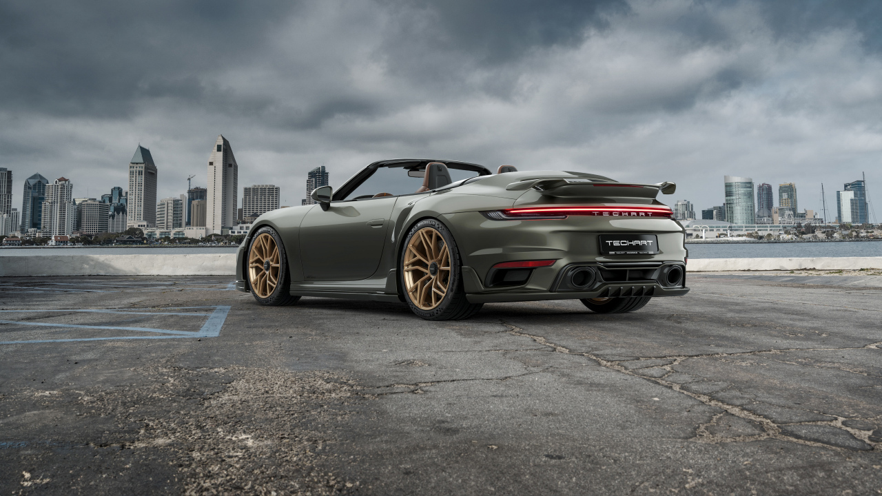 Автомобиль TechArt GTsport Cabrio 2024 года на фоне города