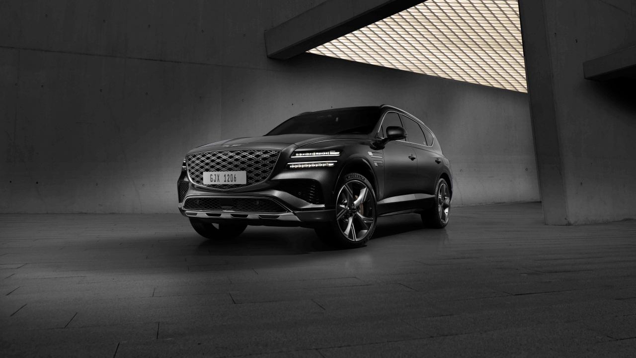 Черный автомобиль  Genesis GV80 AWD в здании