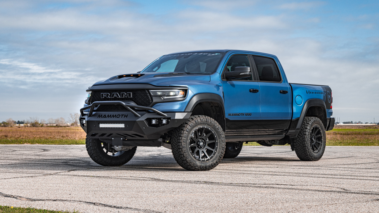 Синий автомобиль Hennessey Mammoth 1000 Last Stand 2024 года