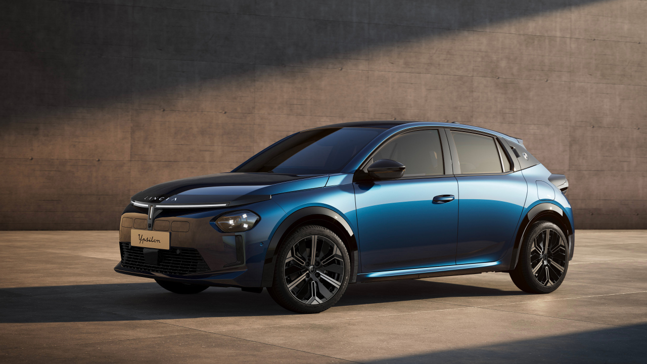 Синий автомобиль Lancia Ypsilon Edizione Limitata Cassina 2024 года