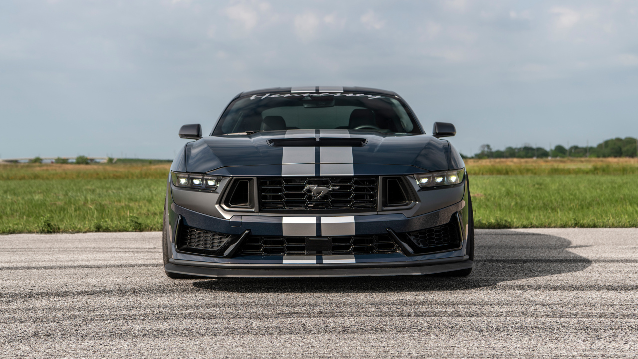 Вид спереди на быстрый автомобиль Hennessey H850 Mustang Dark Horse 2024  года
