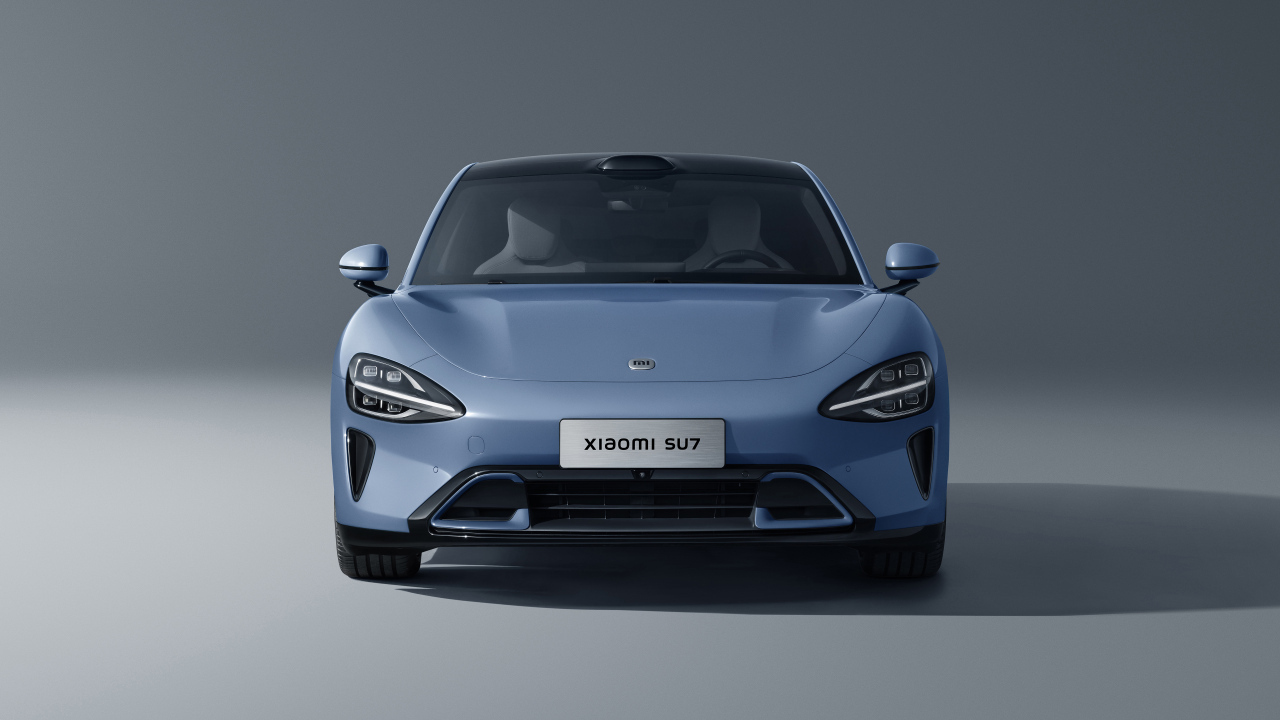 Вид спереди на автомобиль Xiaomi SU7 Max 2024  года