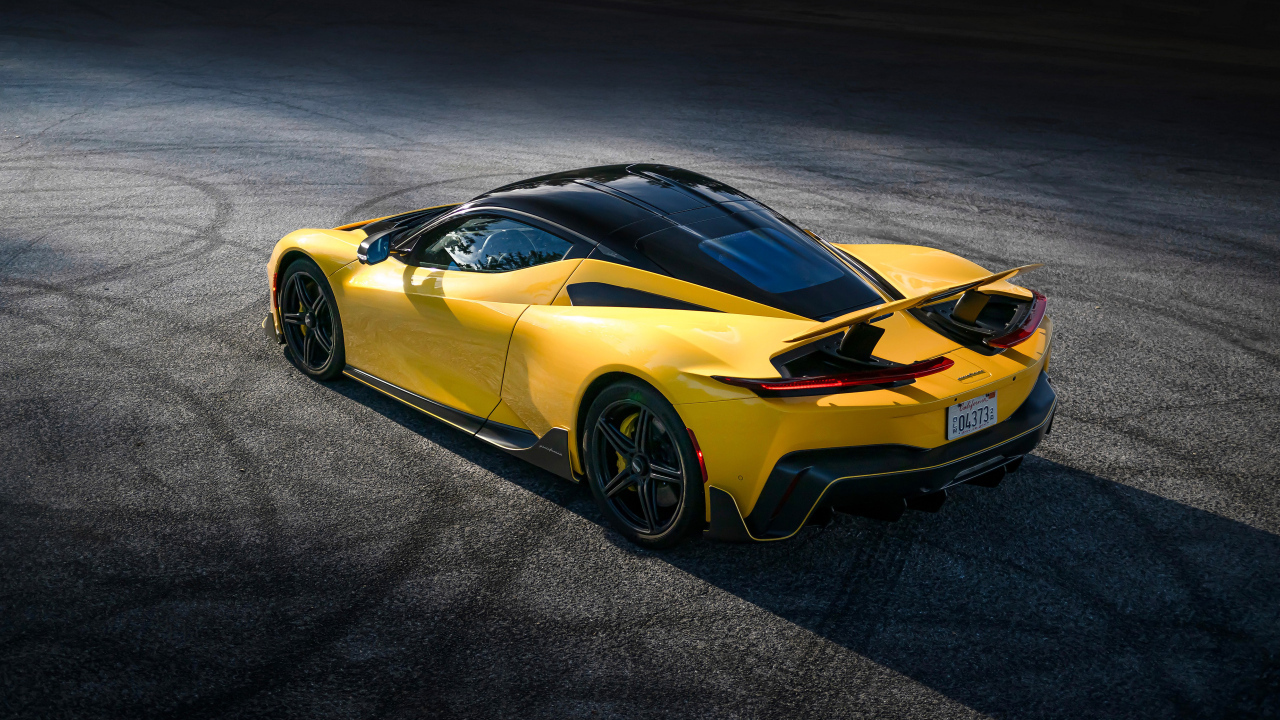 Вид сзади на желтый автомобиль Pininfarina Battista Furiosa Package