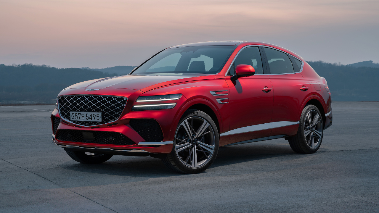 Красный автомобиль Genesis GV80 Coupe AWD