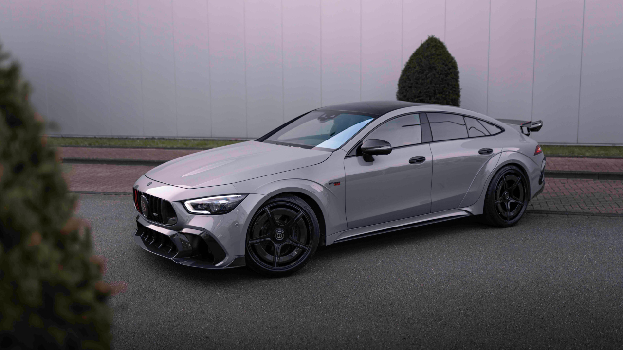 Серебристый автомобиль Brabus Rocket 1000 2024 года