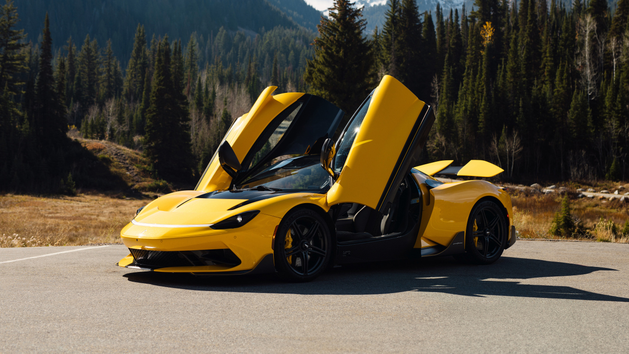 Желтый автомобиль Pininfarina Battista Furiosa Package  с открытыми дверями