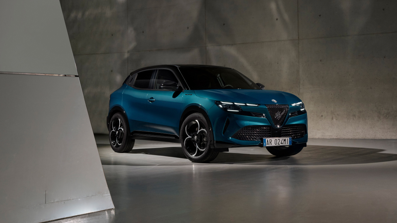 Автомобиль Alfa Romeo Milano Ibrida 2024 года