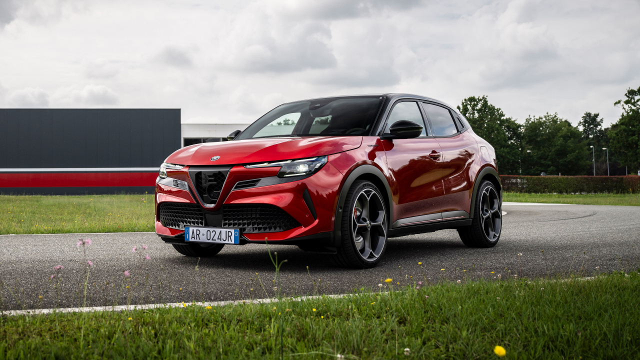 Красный блестящий автомобиль Alfa Romeo Junior Elettrica Veloce 2024 года