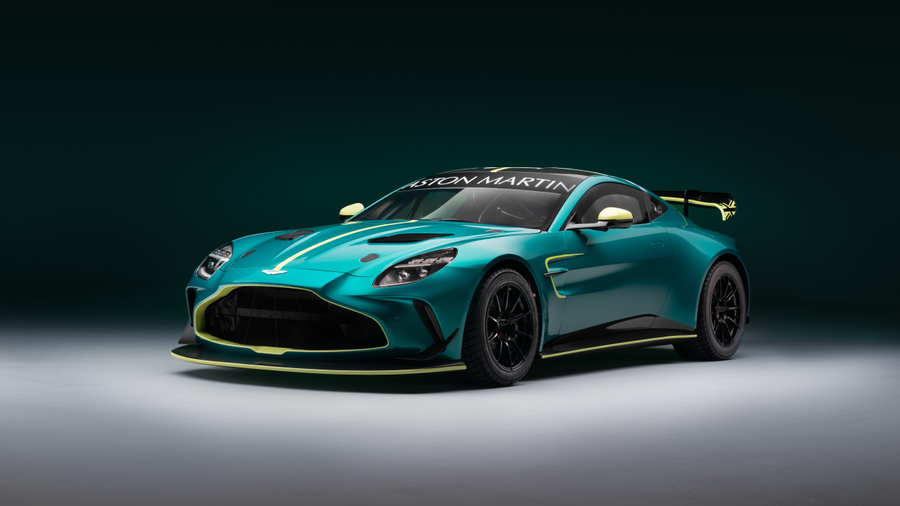 Быстрый автомобиль Aston Martin Vantage GT4 2024  года на сером фоне