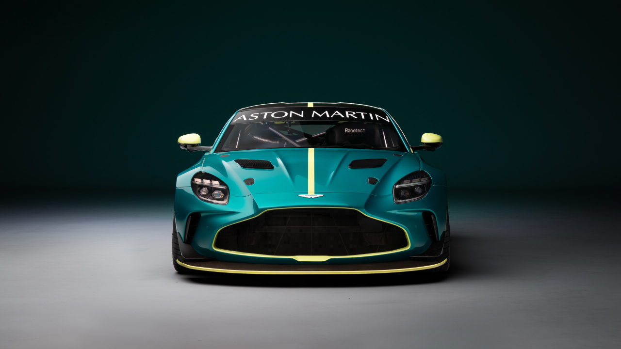 Вид спереди Aston Martin Vantage GT4 2024 года