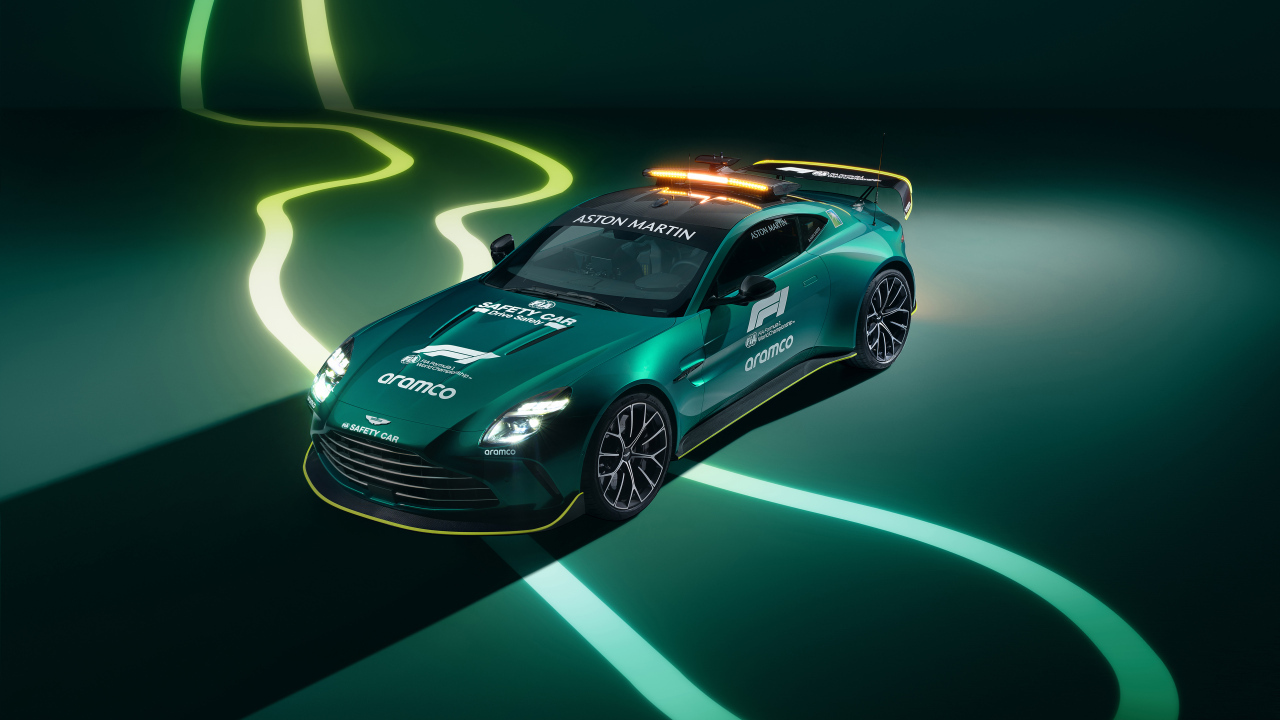 Зеленый гоночный автомобиль Aston Martin Vantage F1 Safety Car 2024 года