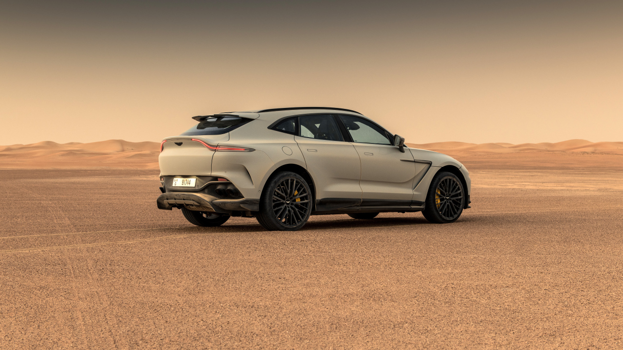Вид сзади на внедорожник Aston Martin DBX707