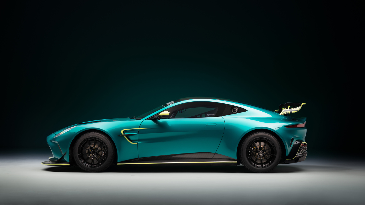 Вид сбоку на автомобиль Aston Martin Vantage GT4 2024 года