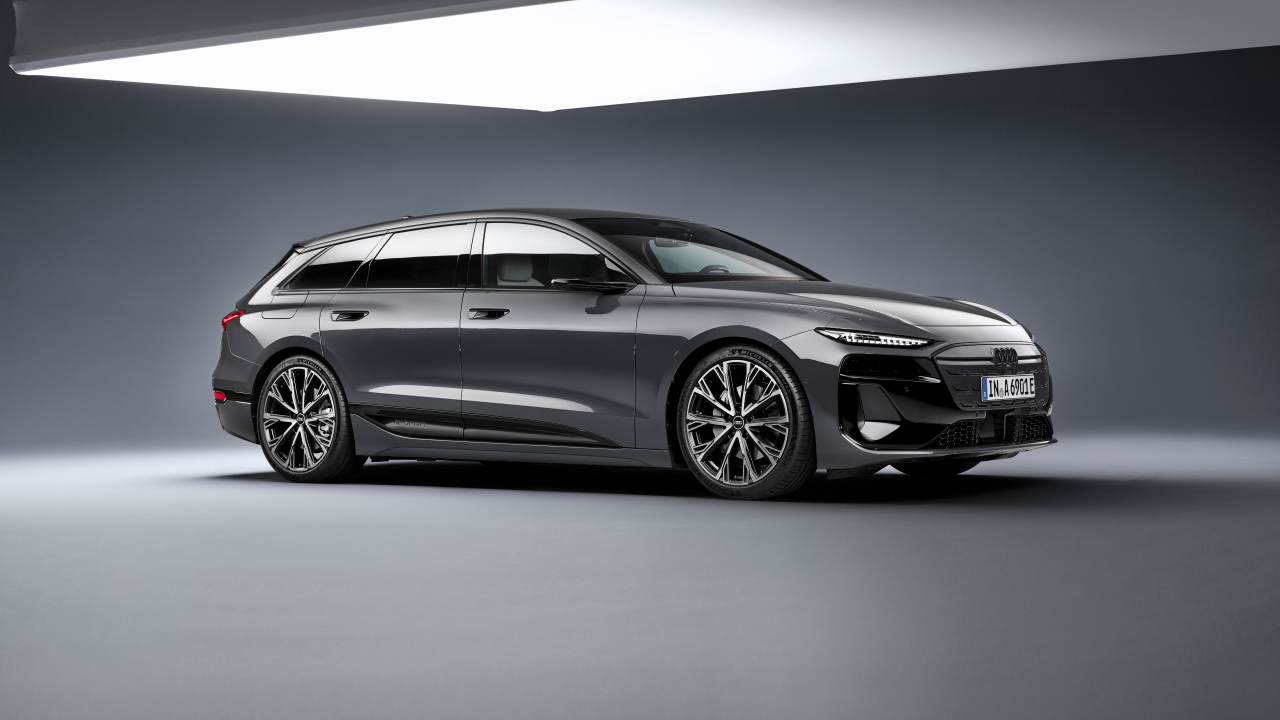 Серый автомобиль Audi A6 Avant e-tron S line 2024 года