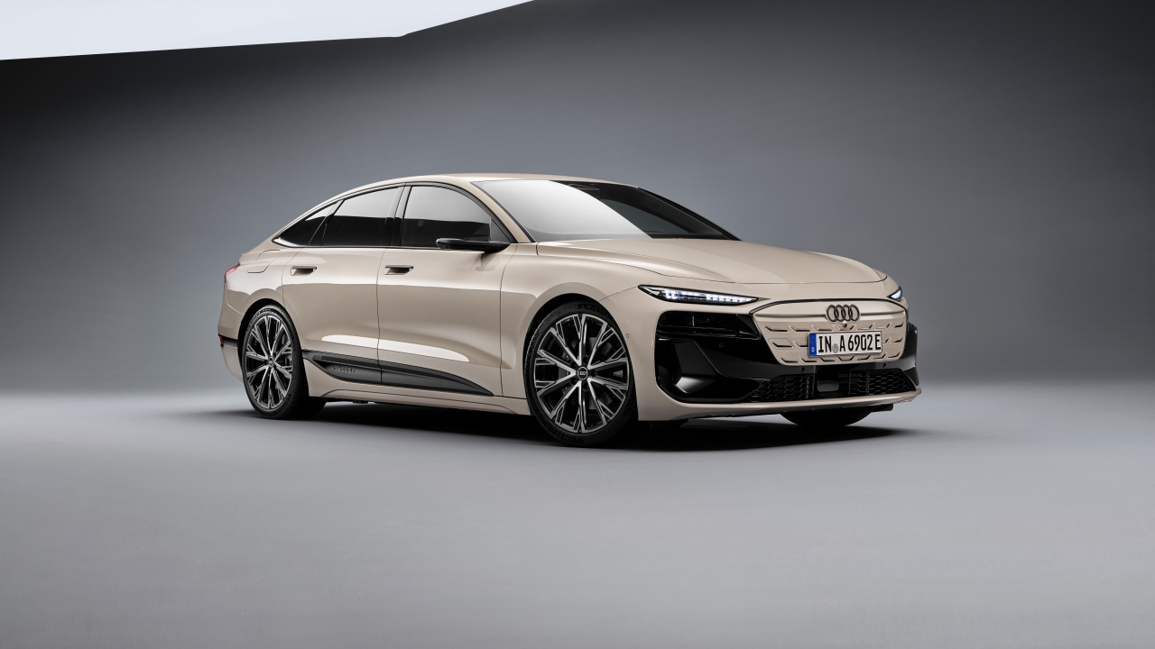 Авто Audi A6 Sportback e-tron performance 2024 года на сером фоне